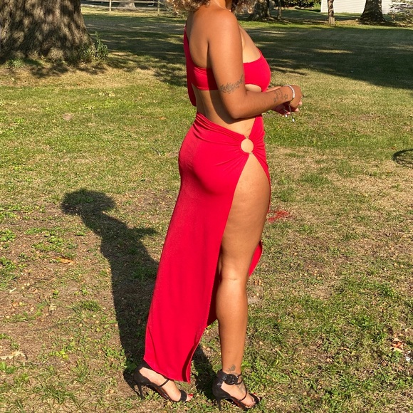 Red dress - Picture 2 of 2